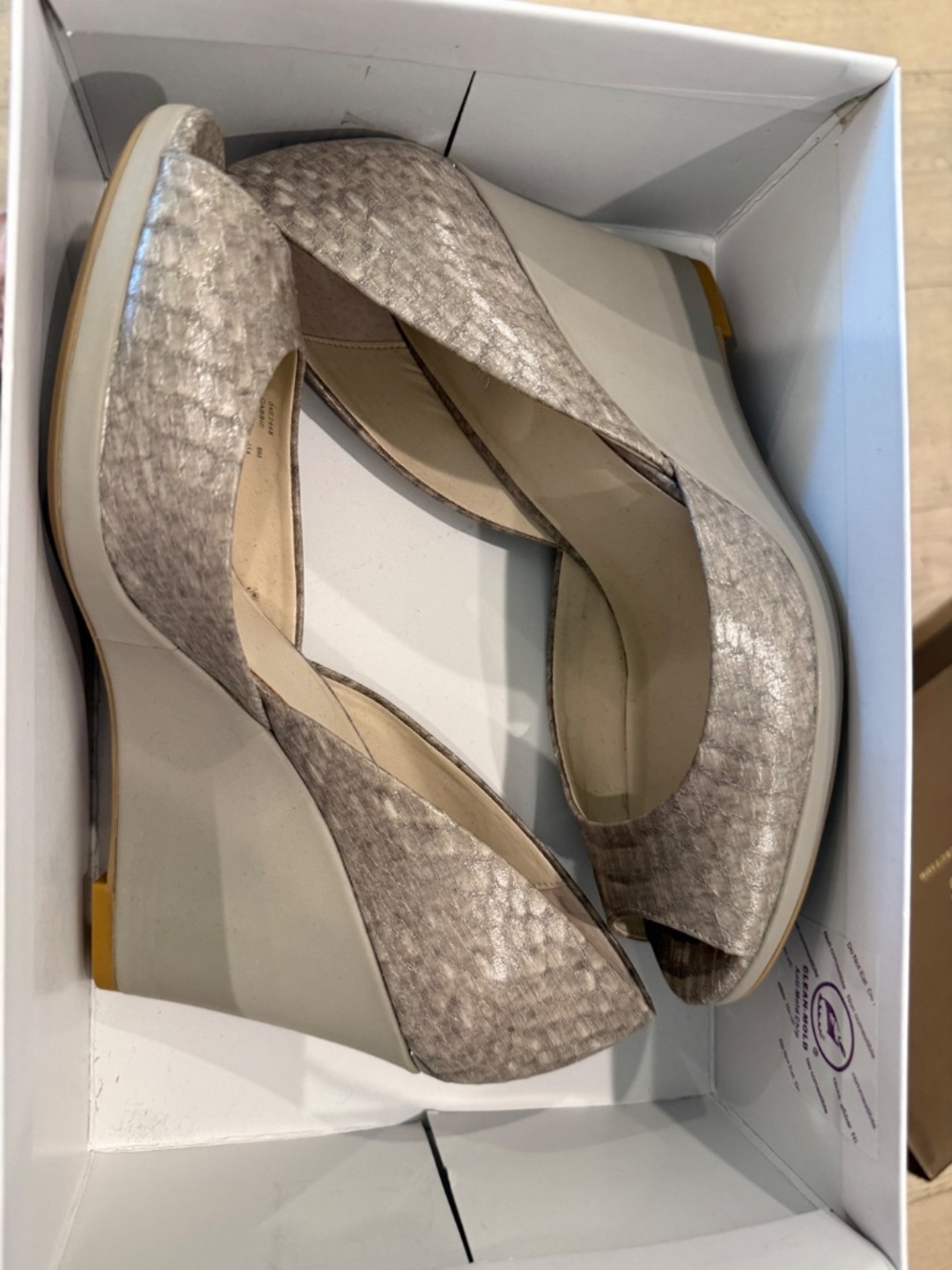Shoe - Picture 2 of 7